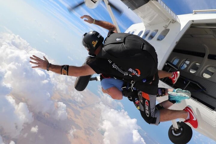 Abu Dhabi Tandem Skydive from 13,000 feet - Image 2
