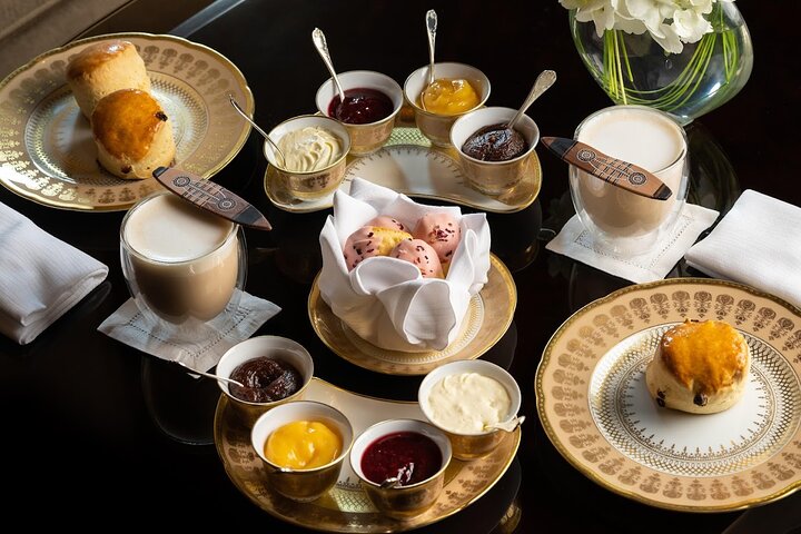 Experience Emirates Palace Hi-Tea and Visit Sheikh Zayed Mosque  - Image 3