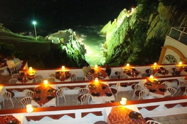 Cliff Diver Show and Dinner in Acapulco - Image 3