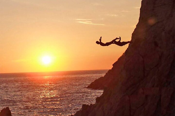 Cliff Diver Show and Dinner in Acapulco - Image 2