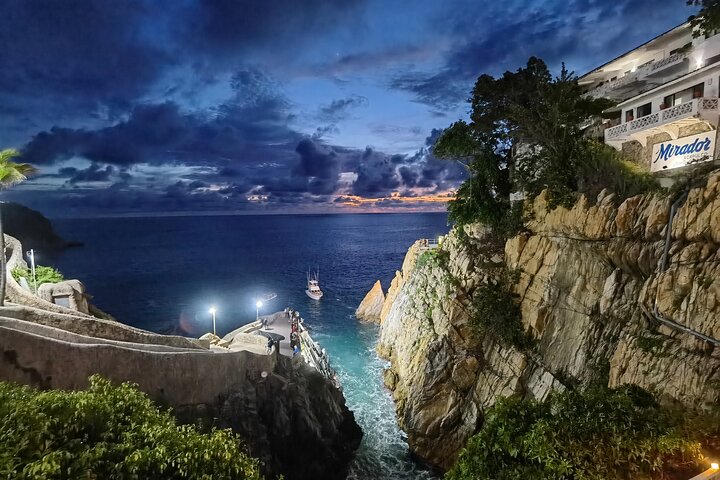  High Divers DeLuxe Three Course Dinner +Three Drinks plus SUNSET - Image 5