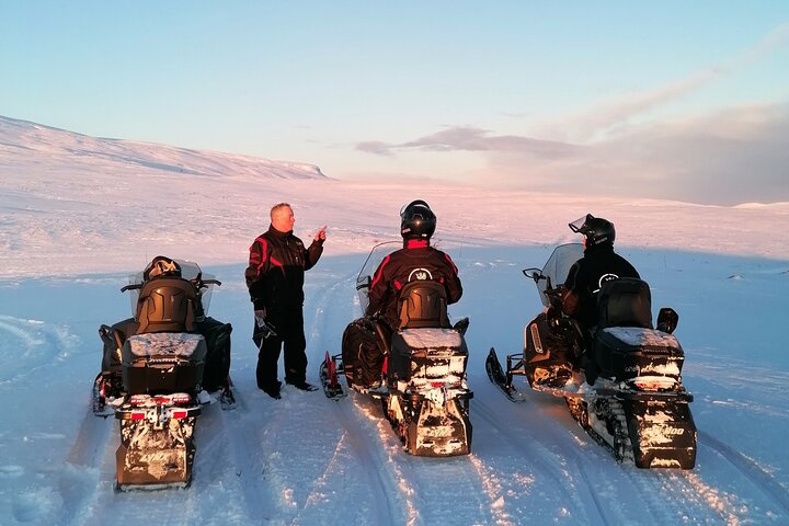Snowmobile safari in the mountain plateau of Finnmarksvidda - Image 3