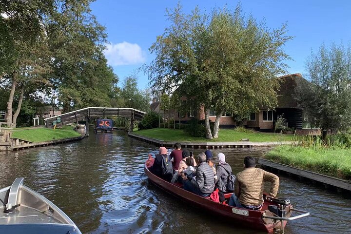 Day Tour Giethoorn, Afsluitdijk and Zaanse Schans with Boat Cruise - Image 5