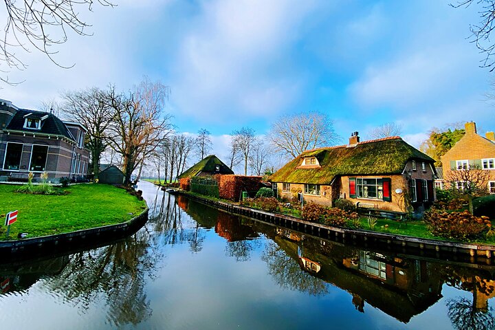 Day Tour Giethoorn, Afsluitdijk and Zaanse Schans with Boat Cruise - Image 3