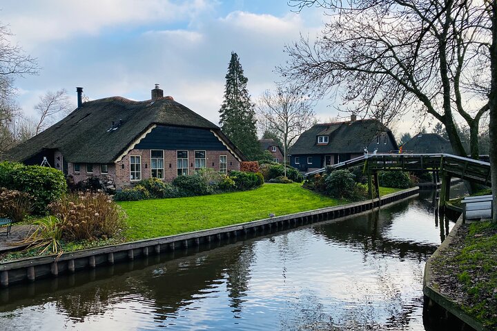 Giethoorn and Zaanse Schans Day Tour Small Group Incl. Boat Ride - Image 3