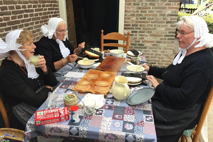 Giethoorn Private tour from Amsterdam with Guide and Custom Options - Image 3
