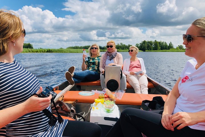 Giethoorn Private tour from Amsterdam with Guide and Custom Options - Image 2