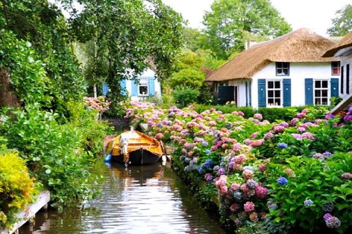 Giethoorn Private tour from Amsterdam with Guide and Custom Options - Image 1