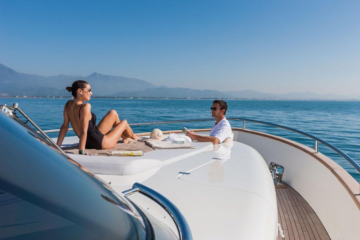 Private Luxury Yacht Tour with Lunch and Drinks - Image 1