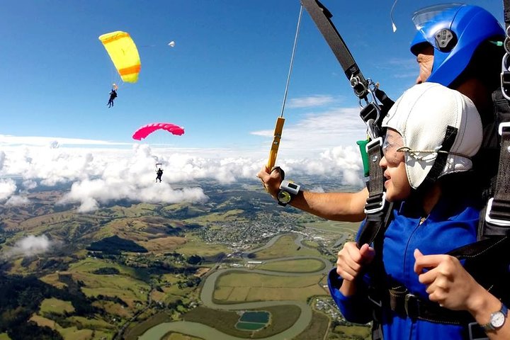13,000 Feet Tandem Skydive Adventure Private Tour in Auckland - Image 2