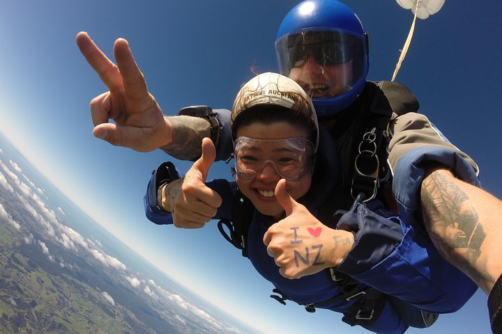 13,000 Feet Tandem Skydive Adventure Private Tour in Auckland - Image 1