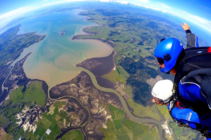 13,000 Feet Tandem Skydive Adventure Private Tour in Auckland - Image 4