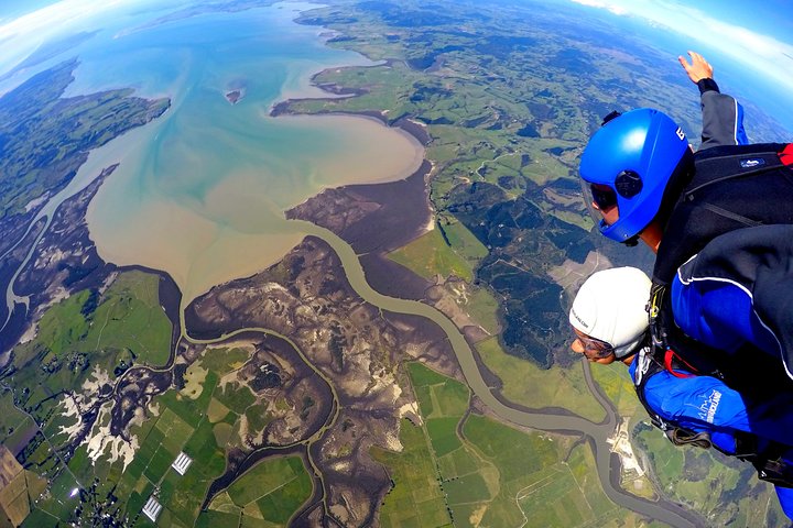 18,000 Feet Tandem Skydive Adventure Private Tour in Auckland - Image 1