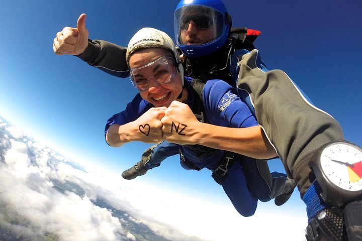 18,000 Feet Tandem Skydive Adventure Private Tour in Auckland - Image 4