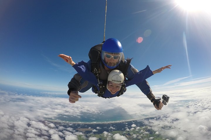 18,000 Feet Tandem Skydive Adventure Private Tour in Auckland - Image 3