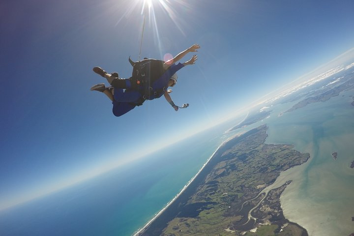 18,000 Feet Tandem Skydive Adventure Private Tour in Auckland - Image 5