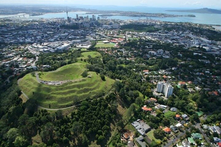3.5 hour Auckland Volcano Tour in our Electric Van - Image 2