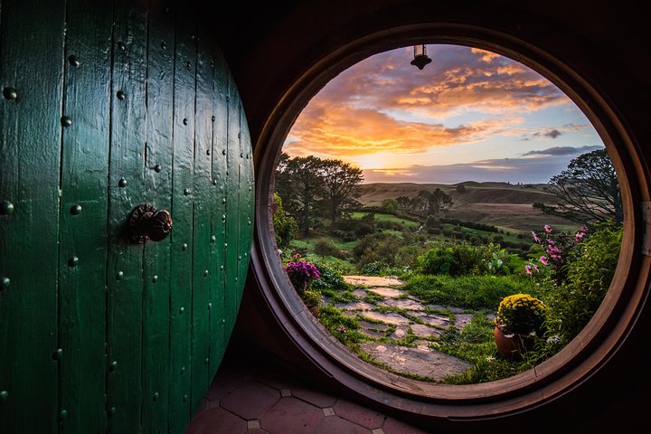 Auckland to Rotorua via Hobbiton Movie Set One-Way Private Tour - Image 2
