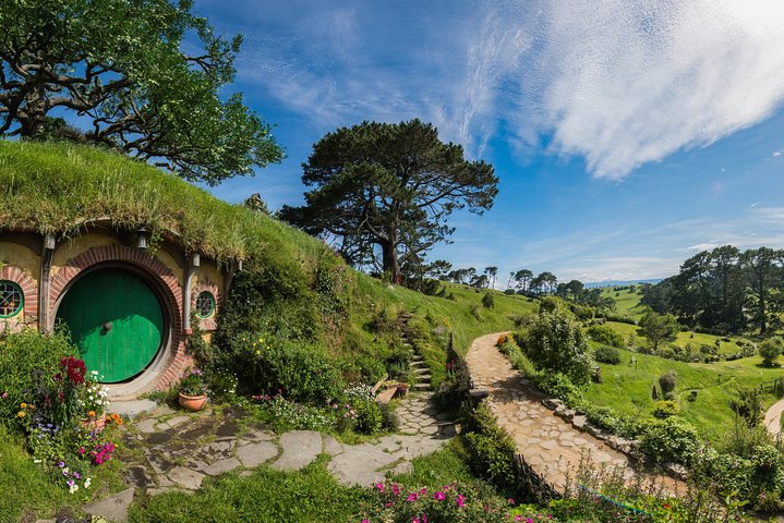 Auckland to Rotorua via Hobbiton Movie Set One-Way Private Tour - Image 4