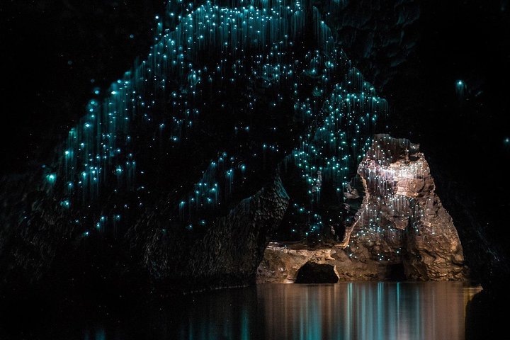Hobbiton movie set and Waitomo glowworm caves. Small group of 4-5 people. - Image 5