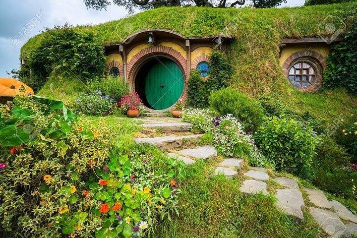 Hobbiton movie set and Waitomo glowworm caves. Small group of 4-5 people. - Image 1