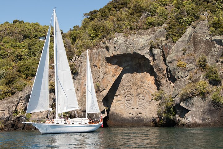 Lake Taupō Private Day Tour from Auckland to Māori Rock Carvings - Image 1