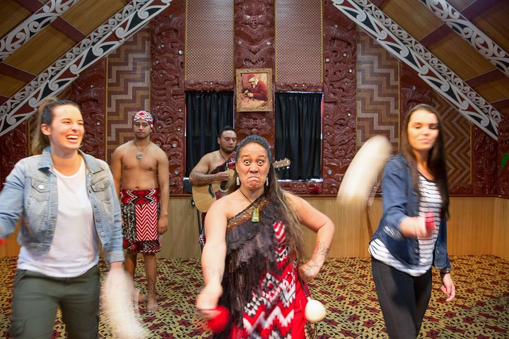 Private Luxury Tour From Auckland to Hobbiton Movie Set and Rotorua for couples  - Image 5