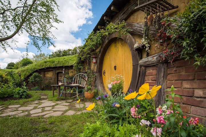 Private Luxury Tour From Auckland to Hobbiton Movie Set and Rotorua for couples  - Image 1