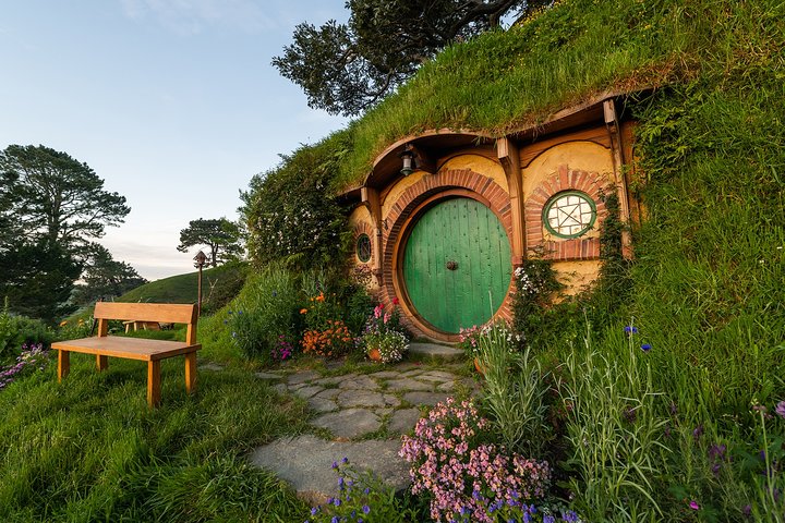 Private Tour: Hobbiton Movie Set & Hamilton Gardens Experience - Image 4
