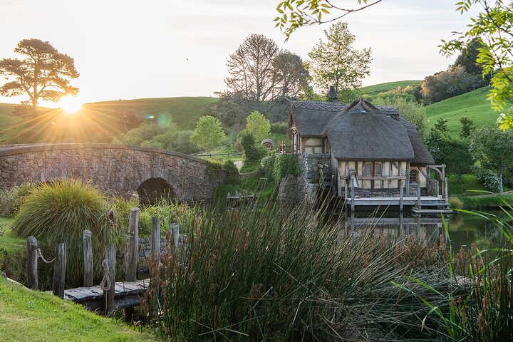 Private Tour: Hobbiton Movie Set & Hamilton Gardens Experience - Image 5