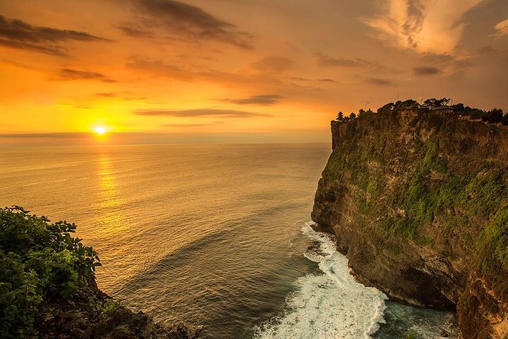 Private Tour Bali Beaches and Uluwatu Temple with Dinner - Image 1