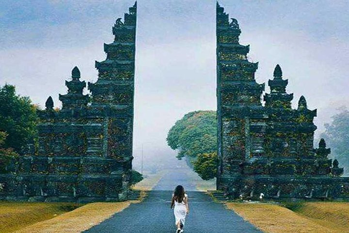 Private Tour: Ulun Danu Temple-Handara Gate-Wana Giri Hill&Tanah Lot Sunset - Image 1