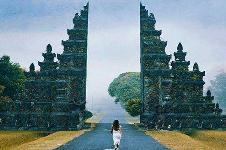 Private Tour: Ulun Danu Temple-Handara Gate-Wana Giri Hill&Tanah Lot Sunset - Image 2