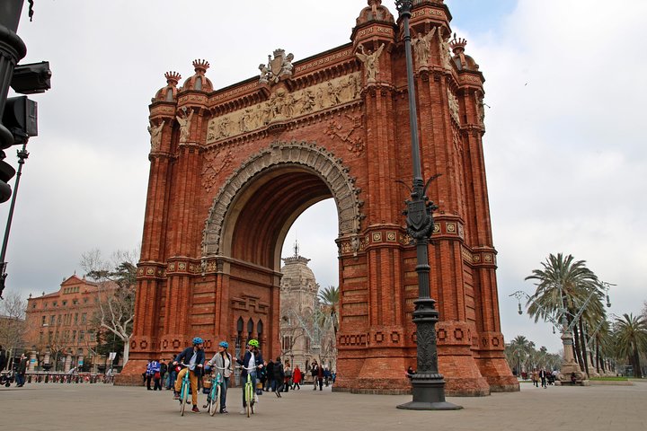 3-hour Barcelona, Montjuic Hill, and Gothic Quarter E-Bike Tour - Image 2