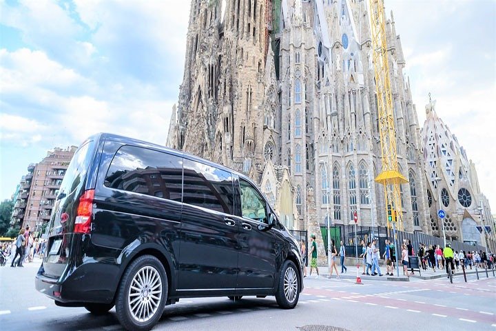 Barcelona City + La Roca Village Tour - Image 5