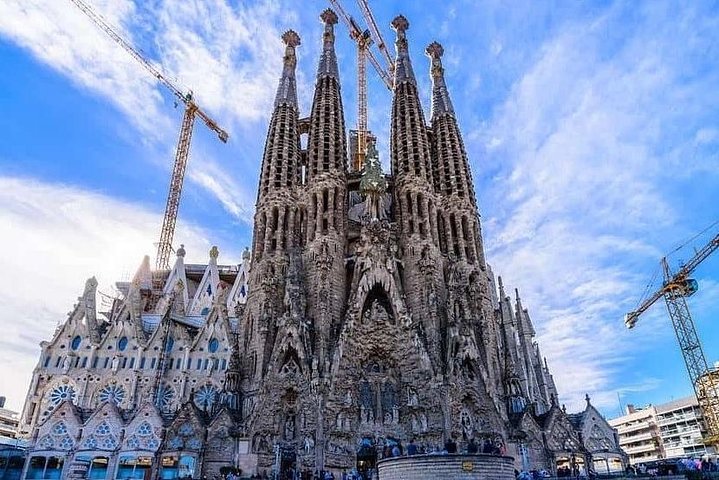 Barcelona Highlights Chauffeured Private Tour - Image 3