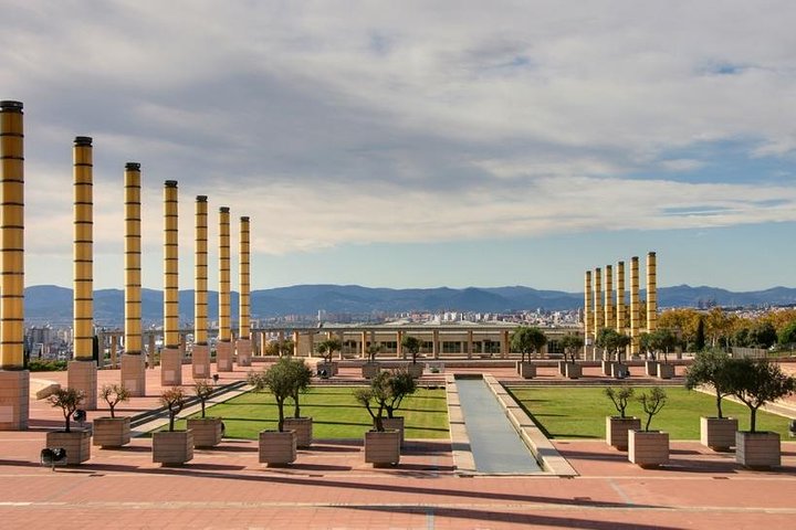 Barcelona Highlights & Montserrat with Skip the Line Tickets and Hotel Pick Up - Image 4