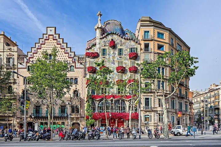 Barcelona Highlights Private Full-Day Tour - Image 1