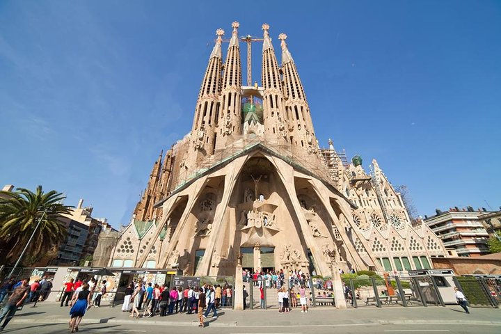 Barcelona Highlights Private Guided Tour with Hotel Pick-up - Image 2