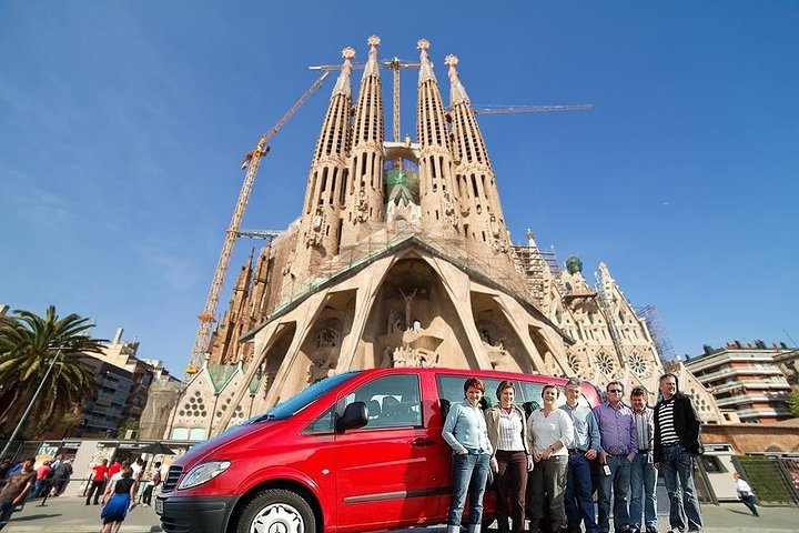 Barcelona Highlights Private Guided Tour with Hotel Pick-up - Image 1