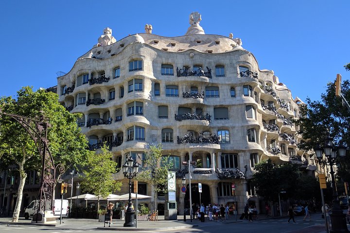 Barcelona Highlights Private Tour in a chauffeured Mercedes-Benz - Image 3