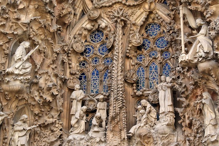 Barcelona Highlights Private Tour in a chauffeured Mercedes-Benz - Image 4