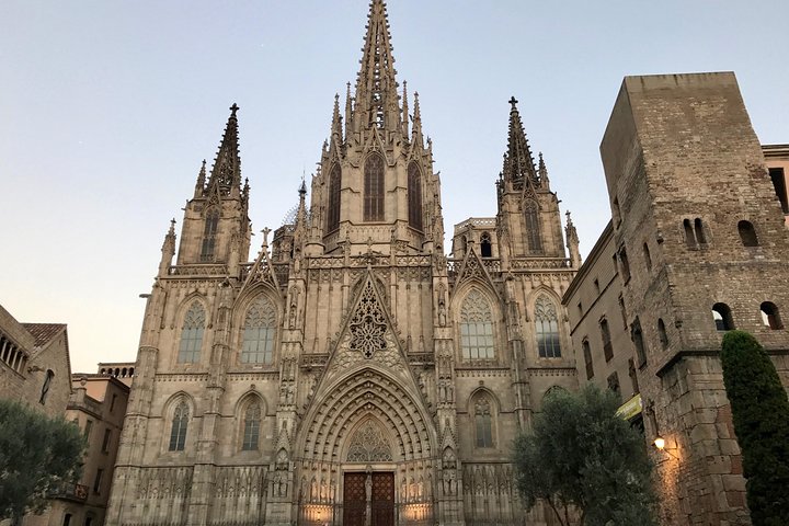 Barcelona Highlights Private Tour in a chauffeured Mercedes-Benz - Image 2