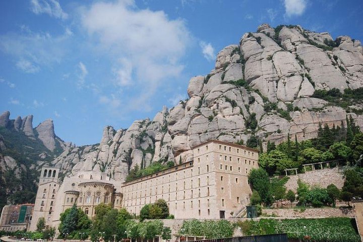 Barcelona Highlights Tour and Montserrat Monastery with Hotel Pick-up - Image 1