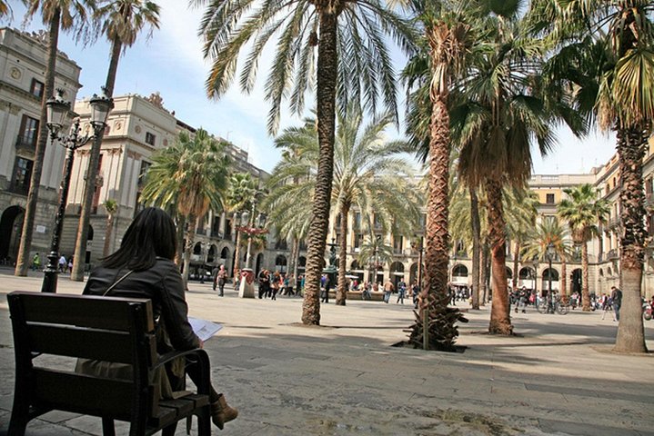 Barcelona Old Town walking tour with official guide - Image 2