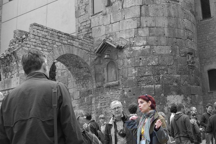 Barcelona Old Town walking tour with official guide - Image 3