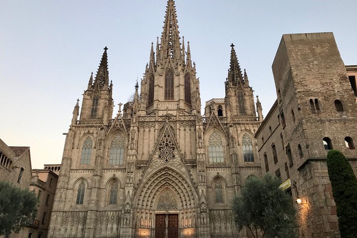 Gothic Quarter and Sagrada Familia Private Tour Skip the Line Tickets included - Image 1
