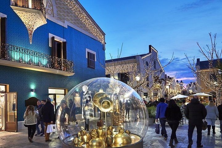 La Roca Village Tour - Image 4