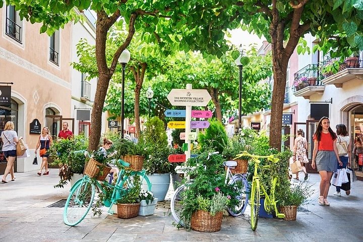 La Roca Village Tour - Image 3