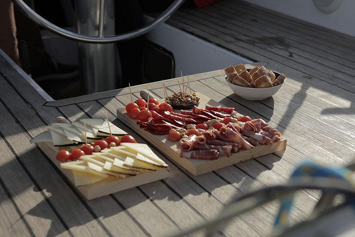 Look at Barcelona from a Sailing boat with tapas and drinks - Image 2